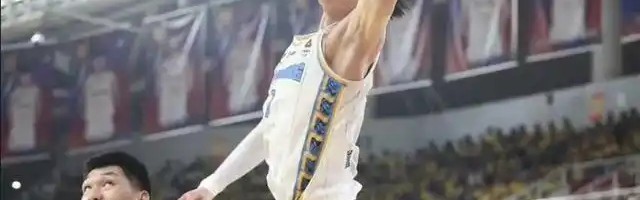 弄伤曾凡博后开始演受害者？刘传兴假摔引众怒，球迷：演技略差|山西|北京|陈盈骏|山西男篮|篮板_新浪体育_新浪新闻