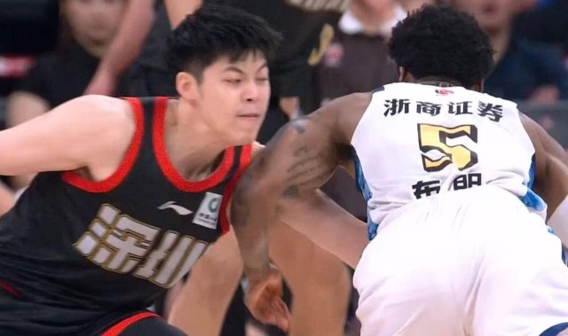 内讧？CBA最强小外援或被广东队挖走，这可是杜锋的争冠底牌！